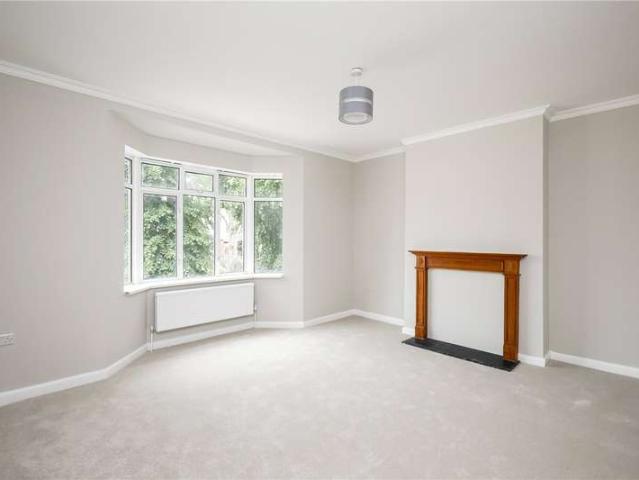 Flat for sale in London Borough of Ealing, Greater London