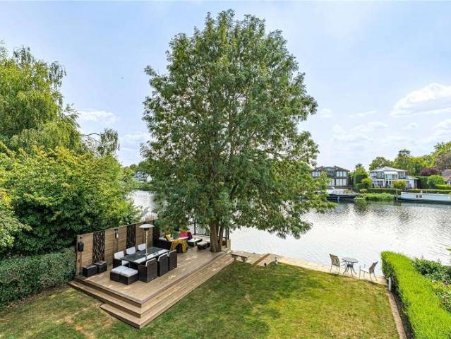 House for sale in Hythe End, Wraysbury