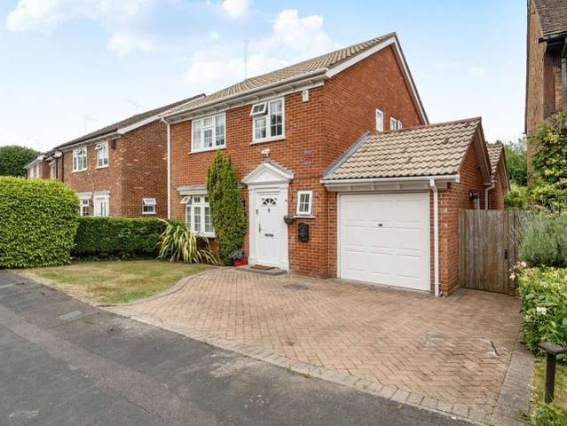 House for sale in Heol-las, Surrey