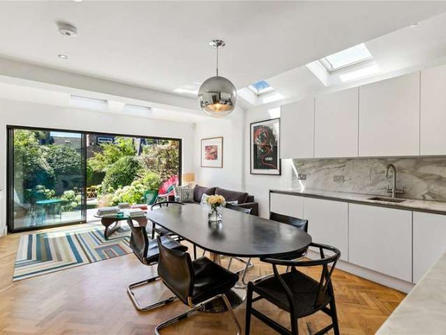 House for sale in Earlsfield, Greater London