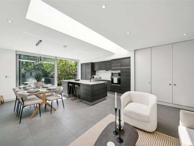 House for sale in Earlsfield, Greater London