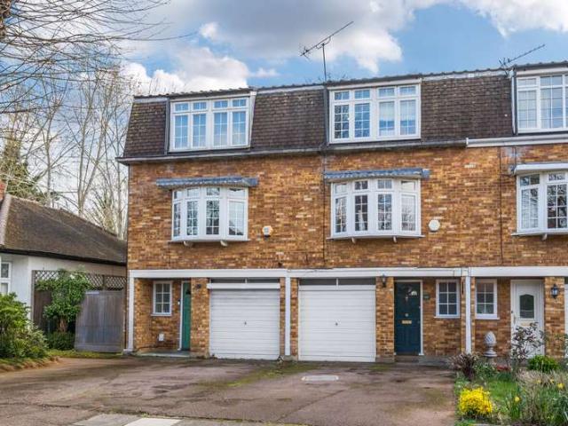 House for sale in Bush Hill Park, Greater London