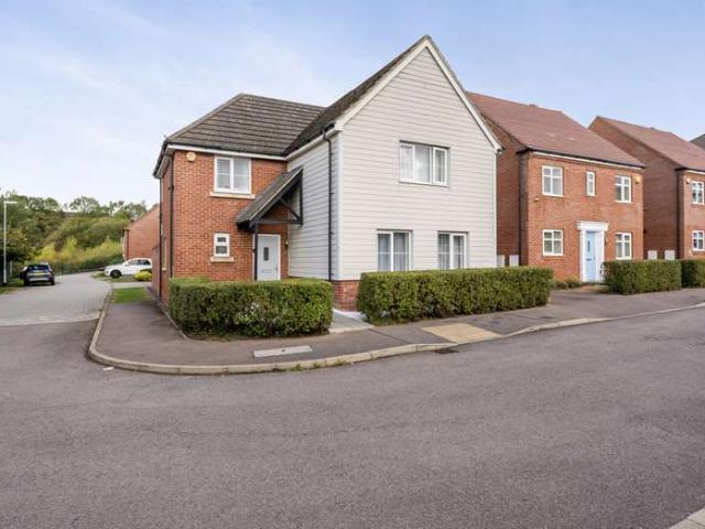 House for sale in Houghton Regis, Bedfordshire