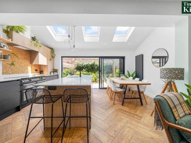 House for sale in Chingford, Highams Park