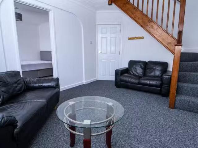 House for rent in Calderstones