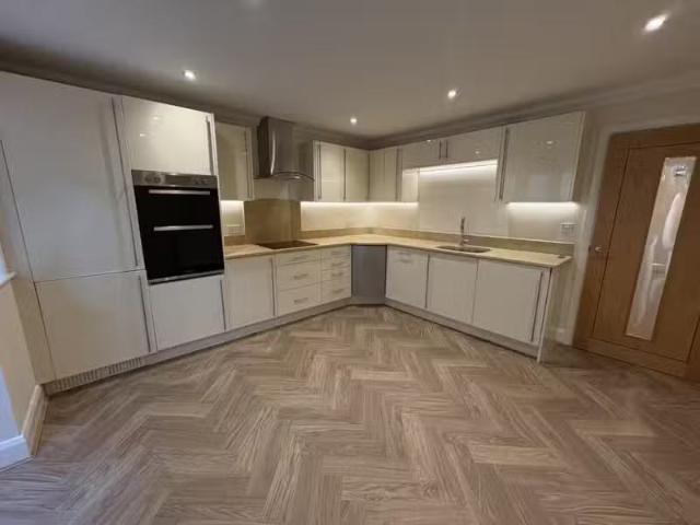 House for rent in Heol-las, Surrey