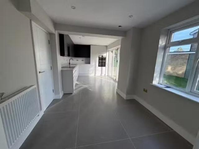 House for rent in How Wood, Five Acres