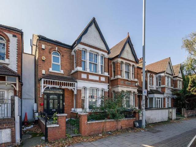 House for sale in London Borough of Hounslow, Strand