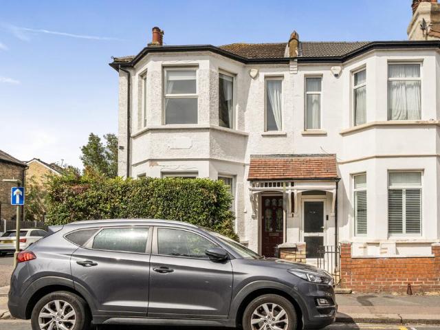 House for sale in North Finchley, Greater London