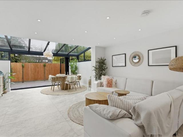 House for sale in West Kensington, Greater London