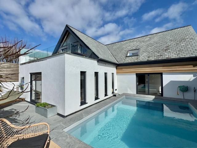 House for sale in Mawgan-in-Pydar, Tregurrian