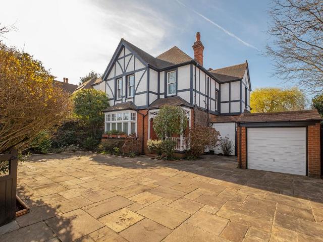 House for sale in Motspur Park, Greater London