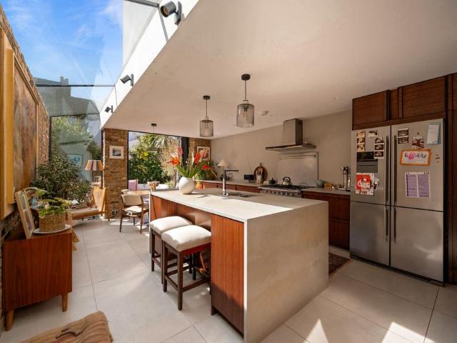 House for sale in Brondesbury, Greater London