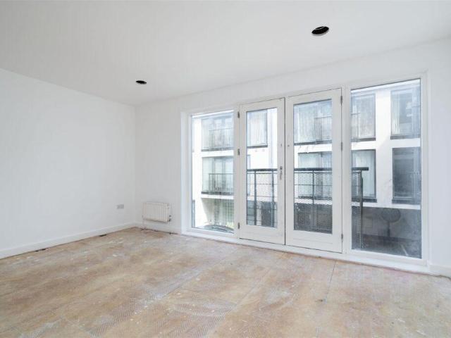 House for sale in Queen's Park, Greater London