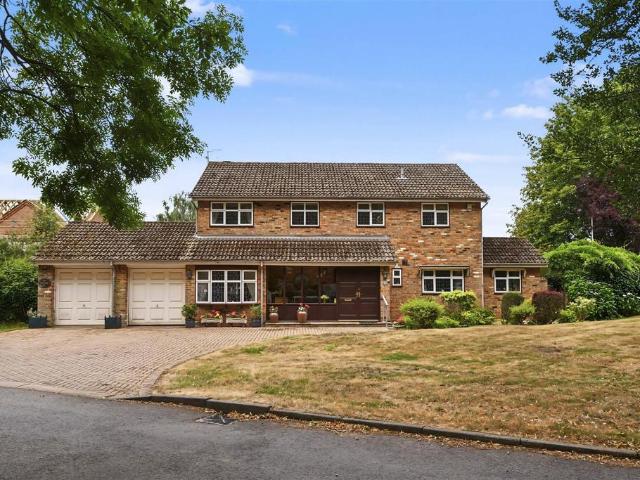 House for sale in Hatching Green, Five Acres