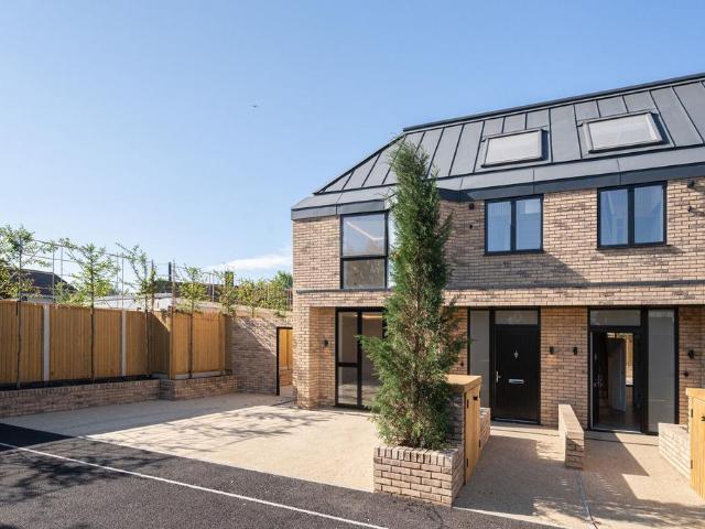 House for sale in London Borough of Merton, Merton Park