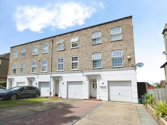 House for sale in Greater London