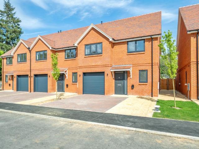 House for sale in Fole, Surrey