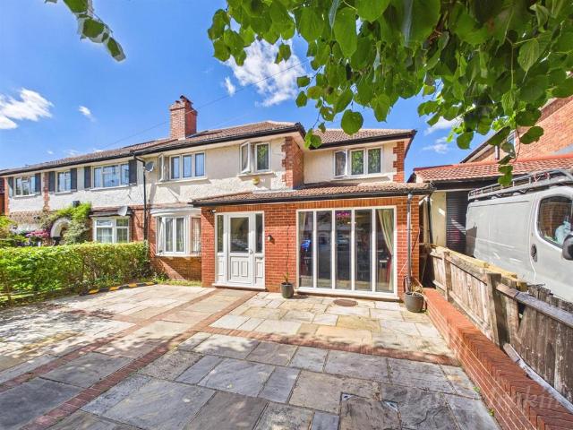 House for sale in London Borough of Croydon, Selsdon