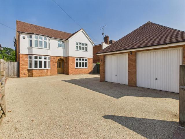 House for sale in Moulton