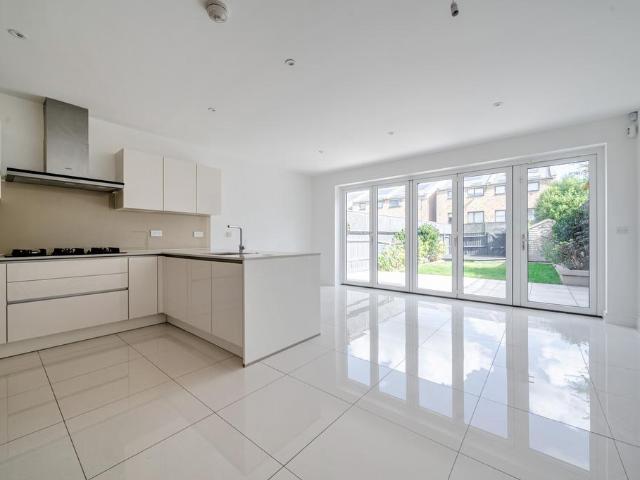 House for sale in Whetstone, Oakleigh Park