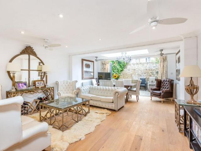 House for sale in Fulham, Walham Green