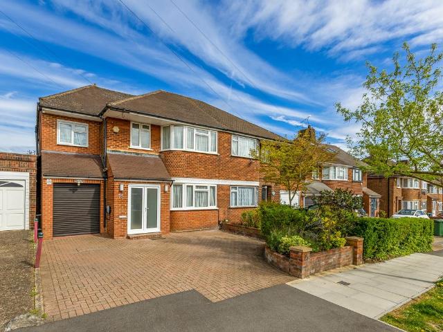 House for sale in Little Stanmore, Greater London