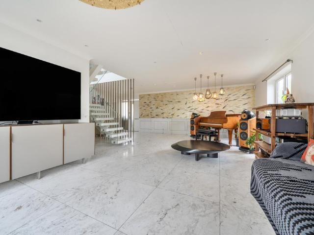 House for sale in Whetstone, Oakleigh Park