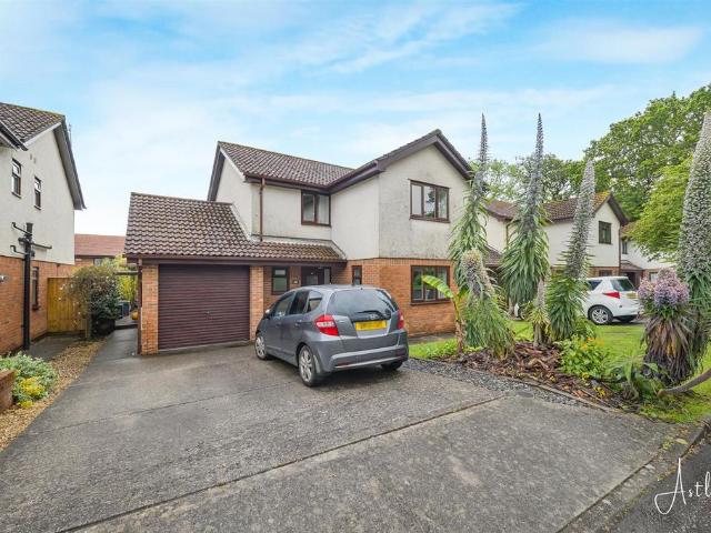 House for sale in Oystermouth, Newton