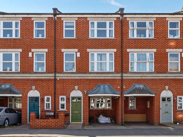 House for sale in London Borough of Merton, Raynes Park
