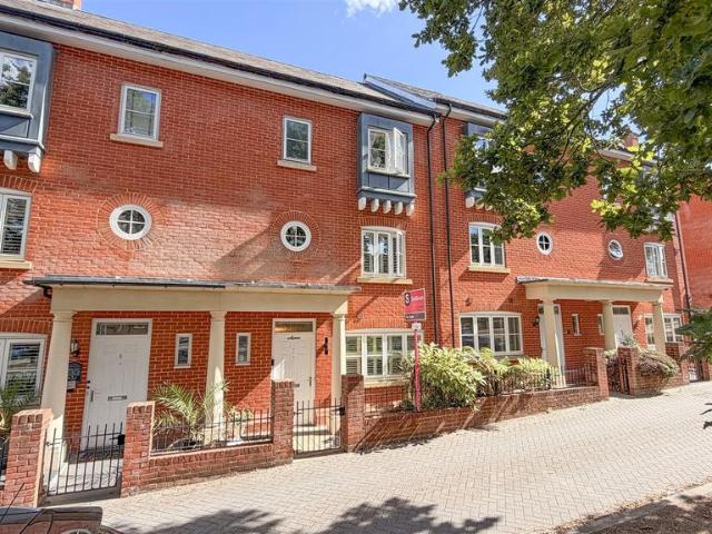 House for sale in Gun Hill Park, Rushmoor
