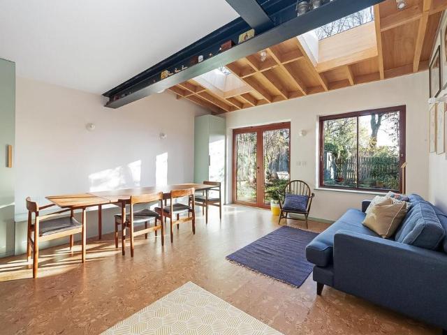 House for sale in London Borough of Lewisham, Cat Hill