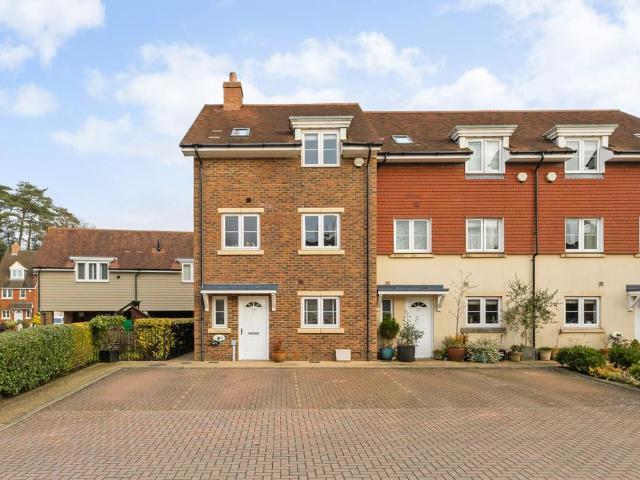 House for sale in Fole, Surrey