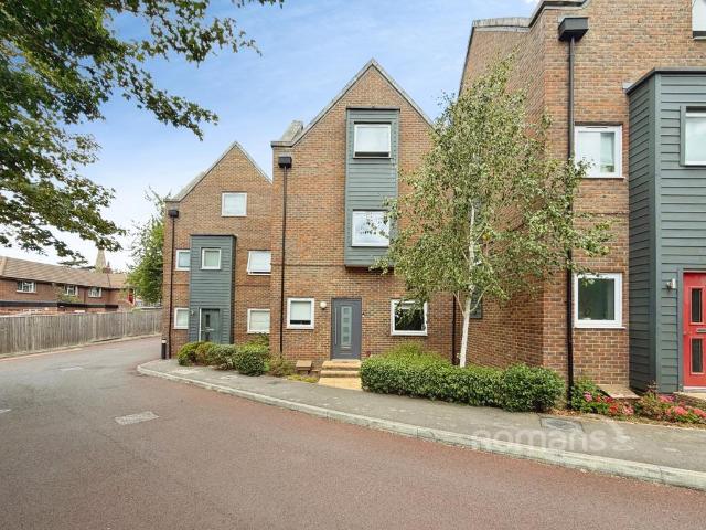 House for sale in Heol-las, Surrey