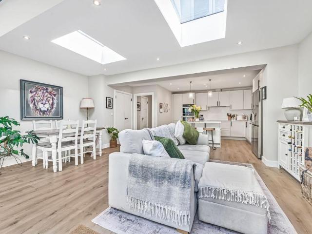 House for sale in Summerstown, Greater London