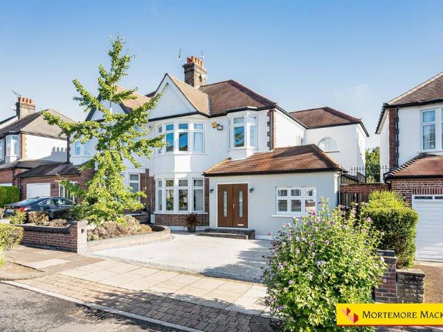 House for sale in Winchmore Hill, Greater London