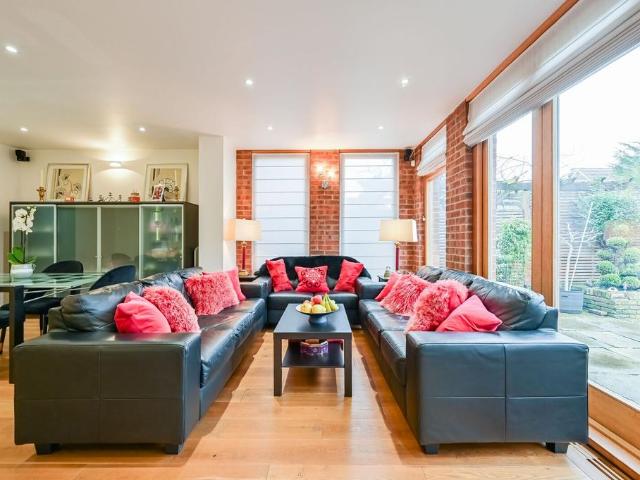 House for sale in Stroud Green, Greater London