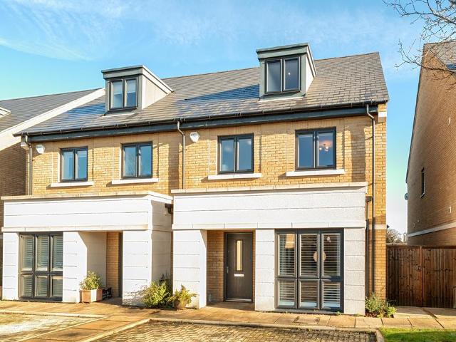 House for sale in Lower Green Esher, Blackhills