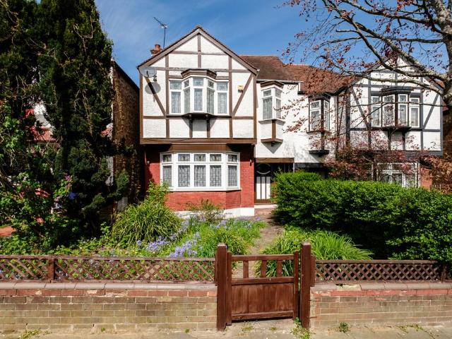 House for sale in Muswell Hill, Greater London
