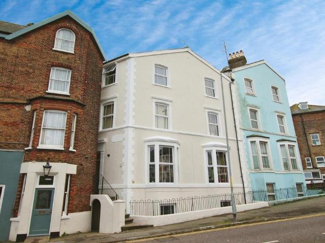 House for sale in Upton, Acol