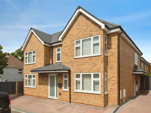 House for sale in Newbury Park, Greater London