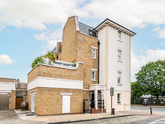 House for sale in Battersea, Greater London