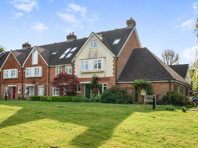 House for sale in Hillview, Surrey