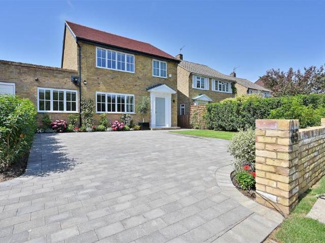 House for sale in Hatching Green, Five Acres