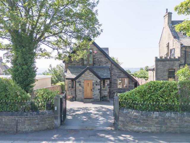 House for sale in Hipperholme, West Yorkshire