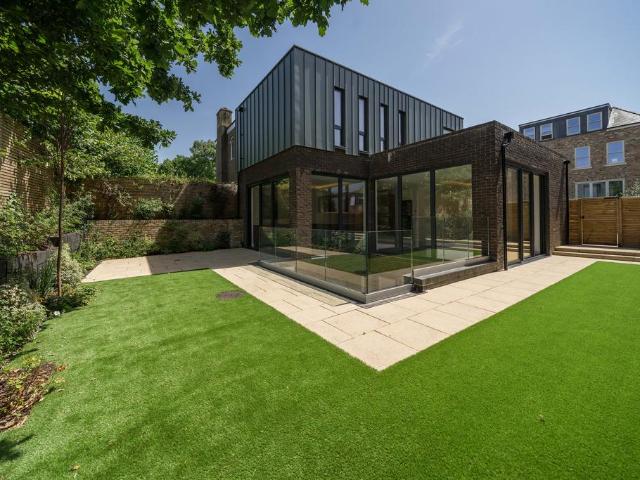 House for sale in London Borough of Ealing, Perivale