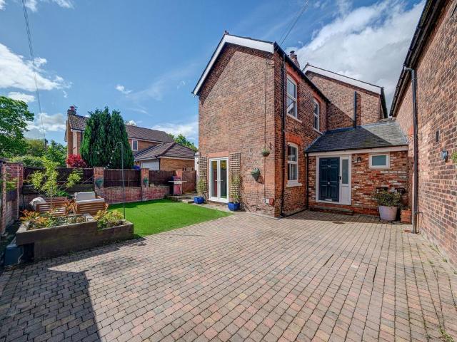 House for sale in Oughtrington, Lymm