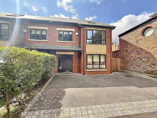 House for sale in Georgia, Greater Manchester