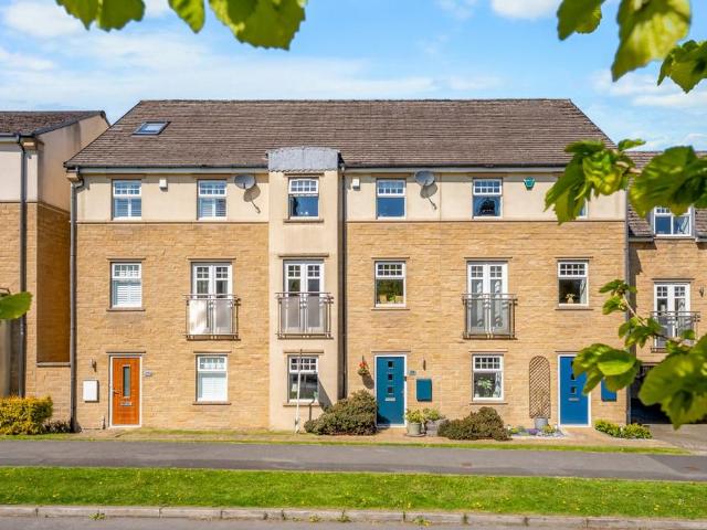 House for sale in Tranmere Park, West Yorkshire