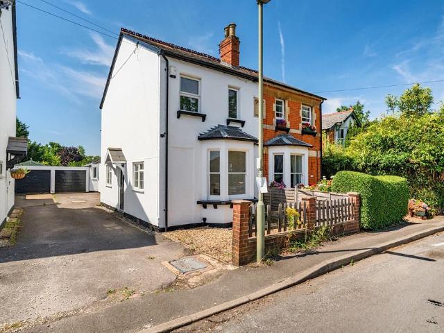 House for sale in Heol-las, Surrey